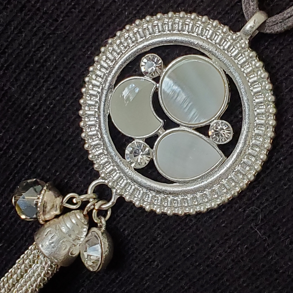 Silvertone, mother of pearl tassle gray necklace - Picture 3 of 11